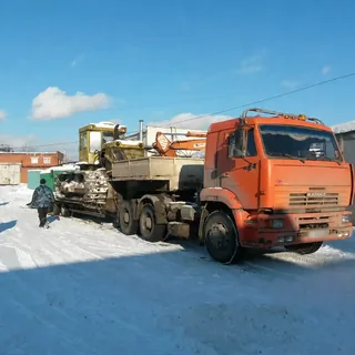 Перевозка гусеничного бульдозера на низкорамном трале зимой