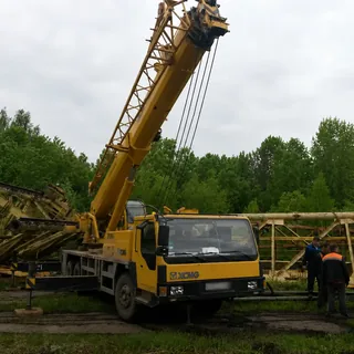Работа автокрана XCMG с крупными металлоконструкциями