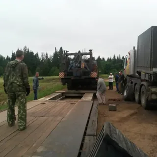 Погрузка гусеничной спецтехники на низкорамный трал