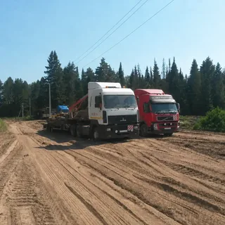Грузовые автомобили ИТТ с тралом на грунтовой дороге