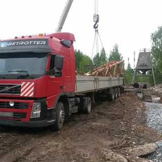 Погрузка металлоконструкций с бортового полуприцепа автокраном