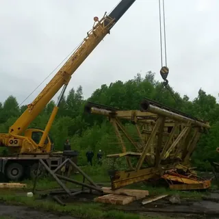 Подъём металлической конструкции автокраном на промышленной площадке