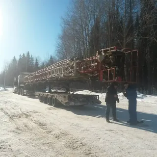 Перевозка буровой установки на низкорамном трале по зимней дороге