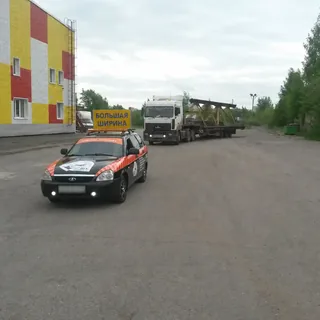 Автомобиль прикрытия ИТТ сопровождает тягач с негабаритным грузом