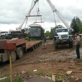 Погрузка крупногабаритного промышленного оборудования двумя автокранами на низкорамный трал