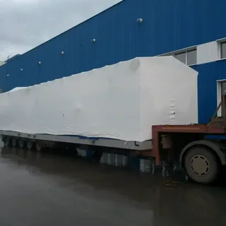 Перевозка крупногабаритного оборудования в защитной упаковке на низкорамном трале