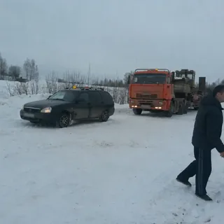 Перевозка бульдозера на трале зимой с автомобилем прикрытия