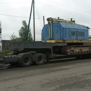 Перевозка гусеничного крана МКГ-25БР на низкорамном трале