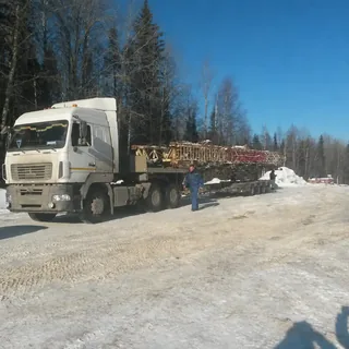 Перевозка секций башенного крана на низкорамном трале зимой