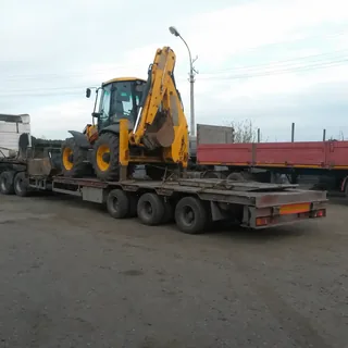 Перевозка экскаватора-погрузчика JCB на низкорамном трале