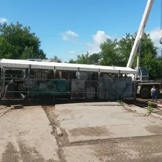 Монтаж крупногабаритной металлической конструкции автокраном на площадке