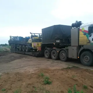 Перевозка автокрана на трале по грунтовой дороге
