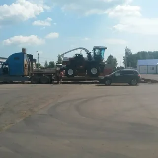 Перевозка дорожной спецтехники на трале по промышленной площадке