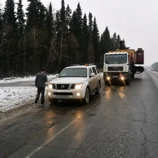 Сопровождение перевозки экскаватора грузовым автомобилем по зимней трассе