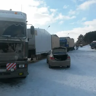 Перевозка крупногабаритного модульного груза на территории промышленной базы зимой
