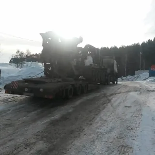 Перевозка гусеничной спецтехники на трале зимой